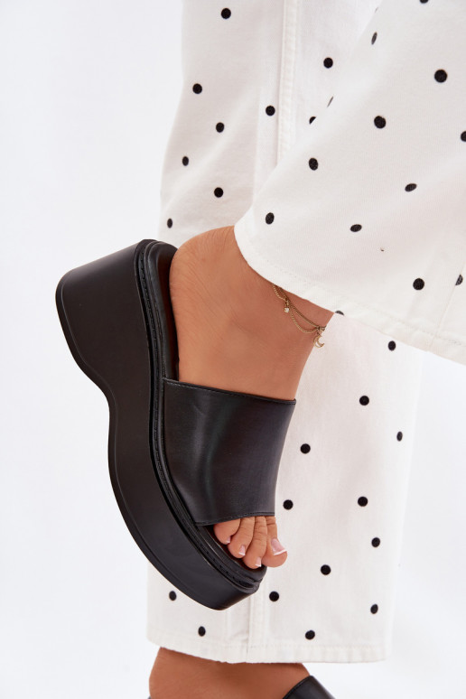 Chinelos femininos com uma plataforma cor preta Virelia