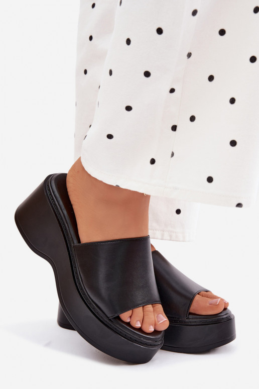 Chinelos femininos com uma plataforma cor preta Virelia