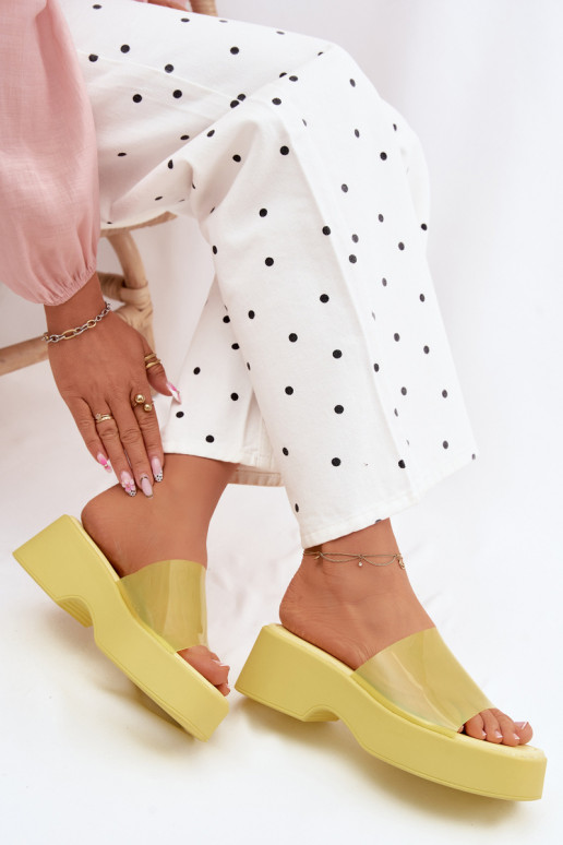 Chinelos femininos com uma plataformaTransparentnym Tirasem cor amarela Selestia