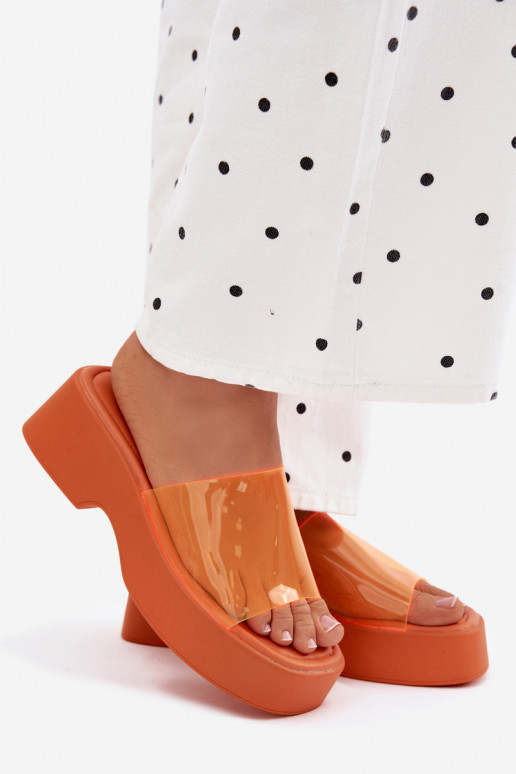 Chinelos femininos com uma plataformaTransparentnym Tirasem cor laranja Selestia