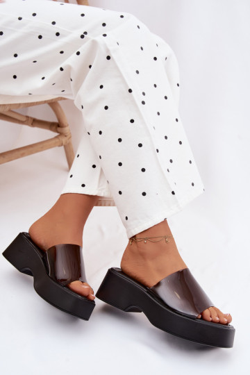 Chinelos femininos com uma plataformaTransparentnym Tirasem cor preta Selestia