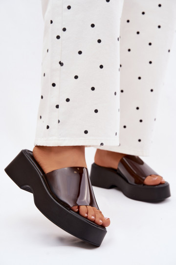 Chinelos femininos com uma plataformaTransparentnym Tirasem cor preta Selestia 2