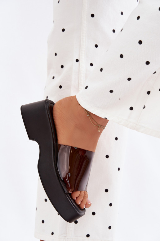 Chinelos femininos com uma plataformaTransparentnym Tirasem cor preta Selestia