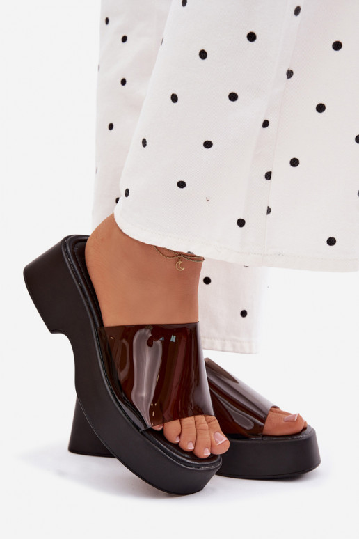 Chinelos femininos com uma plataformaTransparentnym Tirasem cor preta Selestia