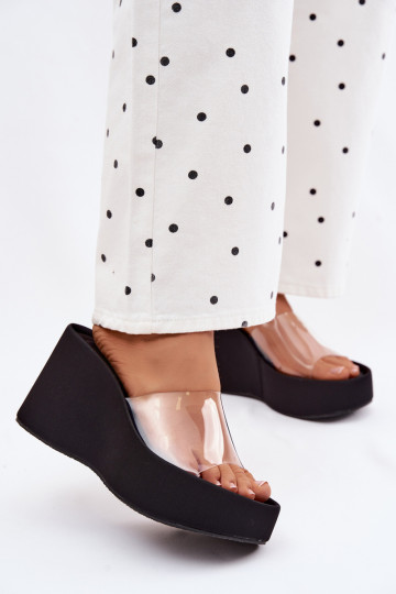 Chinelos femininos com uma plataformaTransparentnym Tirasem cor preta Zolretia