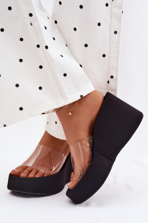 Chinelos femininos com uma plataformaTransparentnym Tirasem cor preta Zolretia