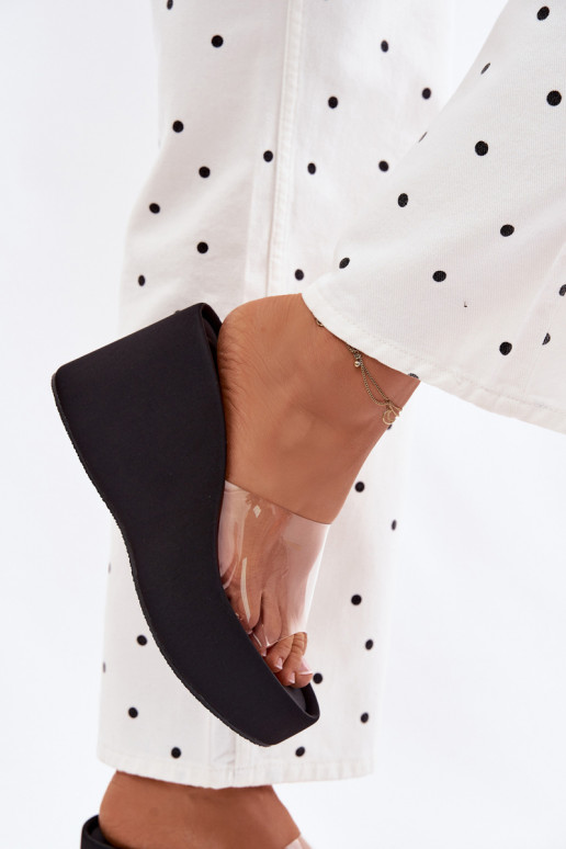 Chinelos femininos com uma plataformaTransparentnym Tirasem cor preta Zolretia