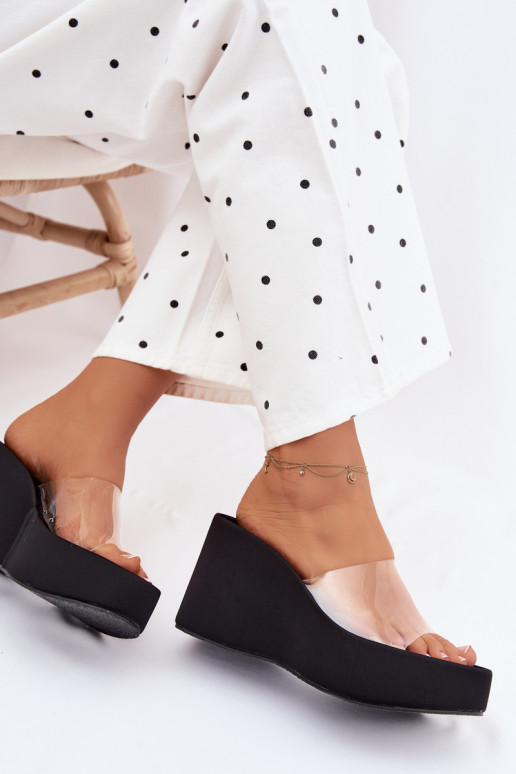 Chinelos femininos com uma plataformaTransparentnym Tirasem cor preta Zolretia