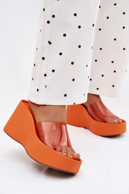 Chinelos femininos com uma plataformaTransparentnym Tirasem cor laranja Zolretia