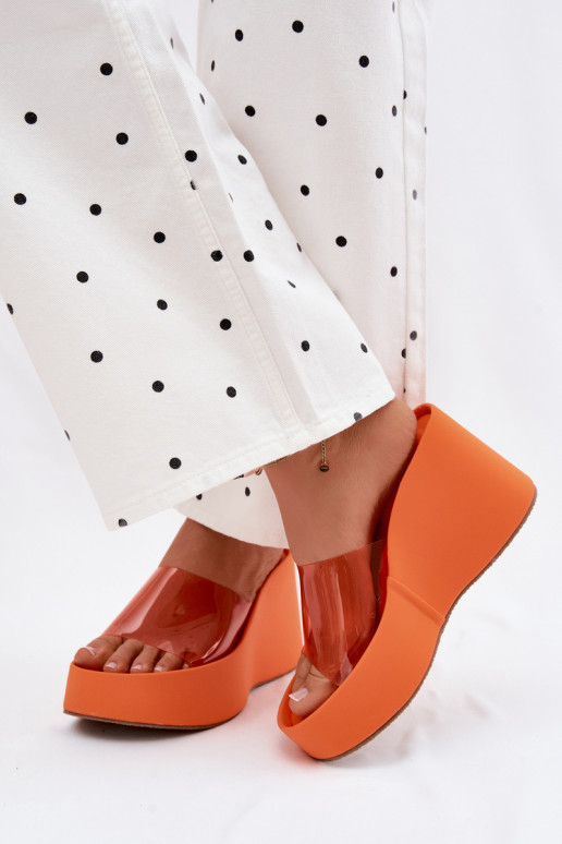 Chinelos femininos com uma plataformaTransparentnym Tirasem cor laranja Zolretia