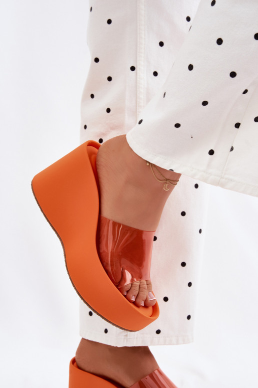 Chinelos femininos com uma plataformaTransparentnym Tirasem cor laranja Zolretia