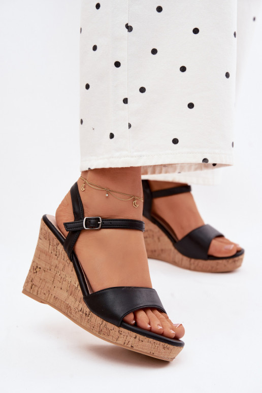 Sandálias femininas com uma plataforma cor preta Clarabella