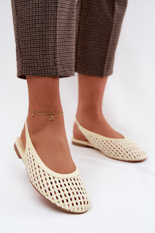 Sandálias femininas com elementos abertos cor amarela Selviora