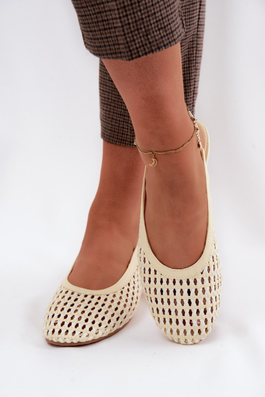 Sandálias femininas com elementos abertos cor amarela Selviora