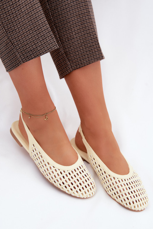 Sandálias femininas com elementos abertos cor amarela Selviora