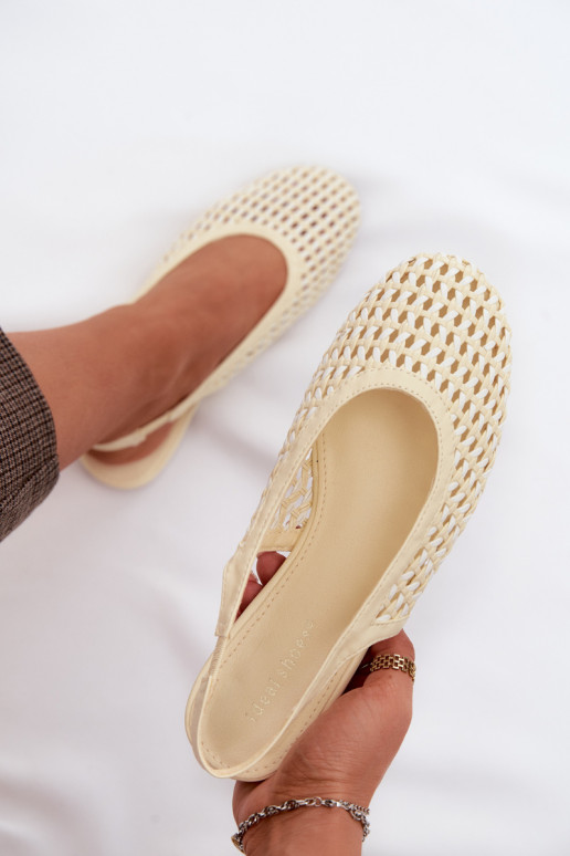 Sandálias femininas com elementos abertos cor amarela Selviora