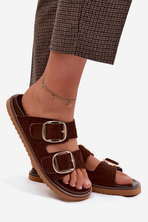 Chinelos femininosImitacji de camurçau cor dourada com fivelas CzekoladoParae Averia