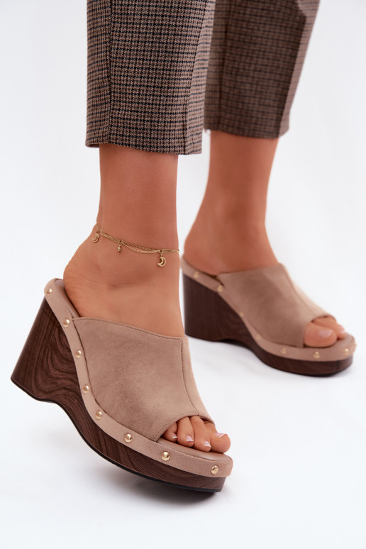 Chinelos femininos com uma plataformaImitacji de camurçau cor dourada com rebites bege Norvia