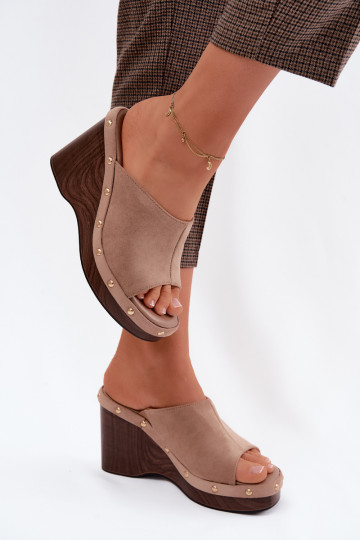 Chinelos femininos com uma plataformaImitacji de camurçau cor dourada com rebites bege Norvia 2