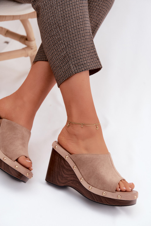 Chinelos femininos com uma plataformaImitacji de camurçau cor dourada com rebites bege Norvia