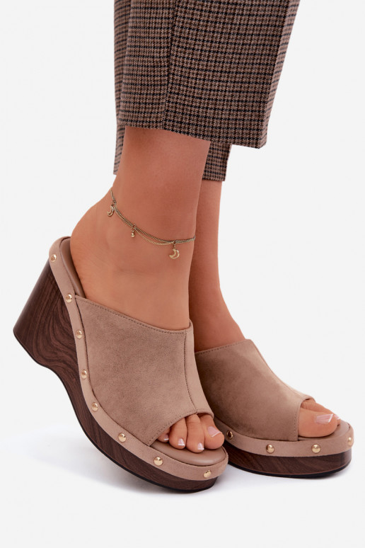 Chinelos femininos com uma plataformaImitacji de camurçau cor dourada com rebites bege Norvia