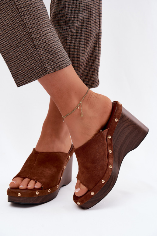 Chinelos femininos com uma plataformaImitacji de camurçau cor dourada com rebites cor marrom Norvia