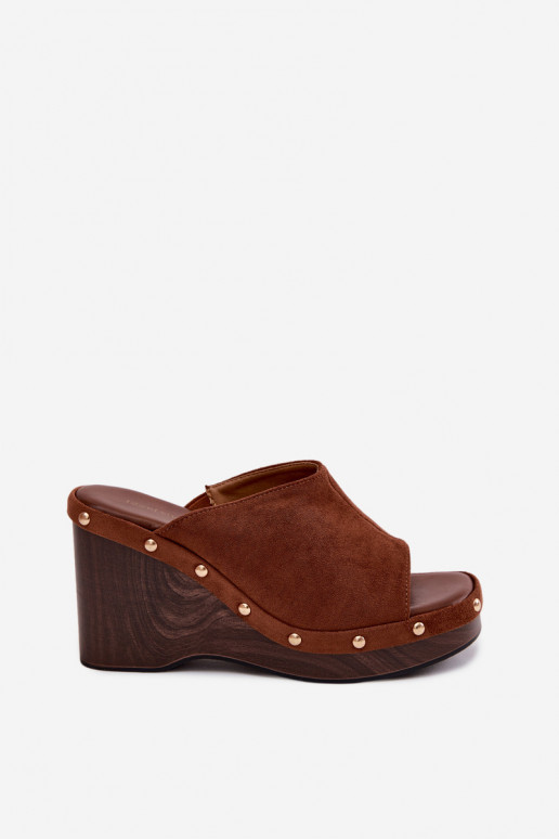 Chinelos femininos com uma plataformaImitacji de camurçau cor dourada com rebites cor marrom Norvia