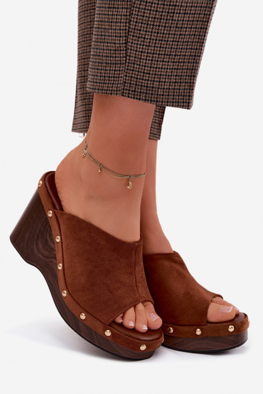 Chinelos femininos com uma plataformaImitacji de camurçau cor dourada com rebites cor marrom Norvia