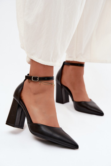 Sapatos de salto em couro sintético na cor preta Selvra 2