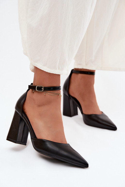 Sapatos de salto em couro sintético na cor preta Selvra