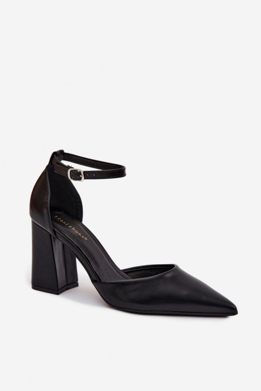 Sapatos de salto em couro sintético na cor preta Selvra