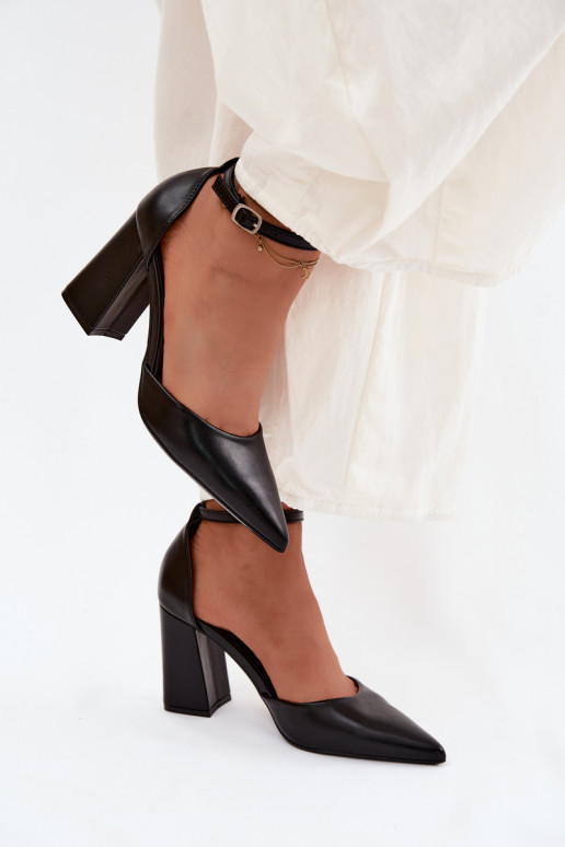 Sapatos de salto em couro sintético na cor preta Selvra
