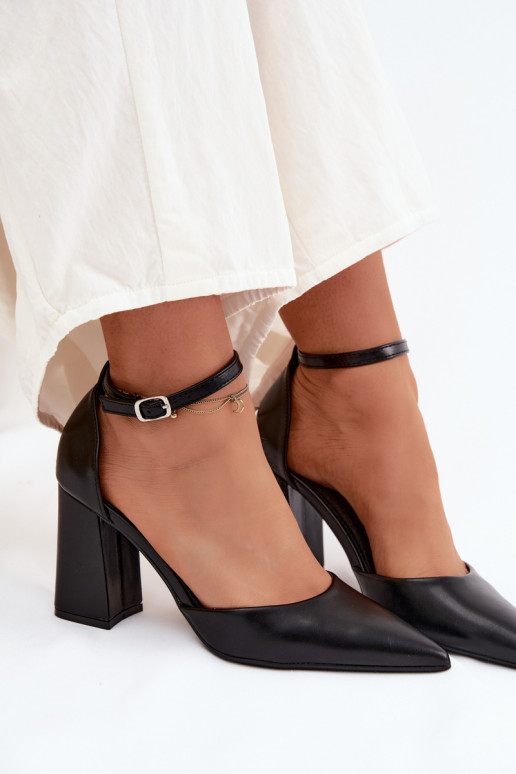 Sapatos de salto em couro sintético na cor preta Selvra