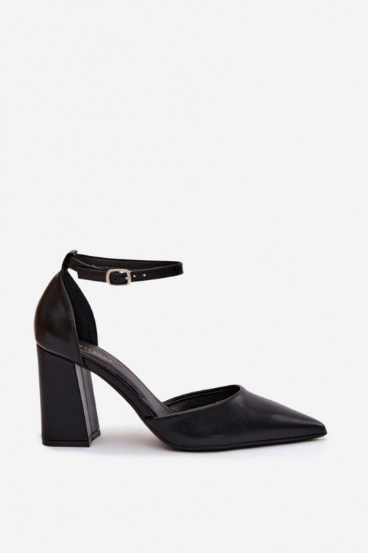 Sapatos de salto em couro sintético na cor preta Selvra