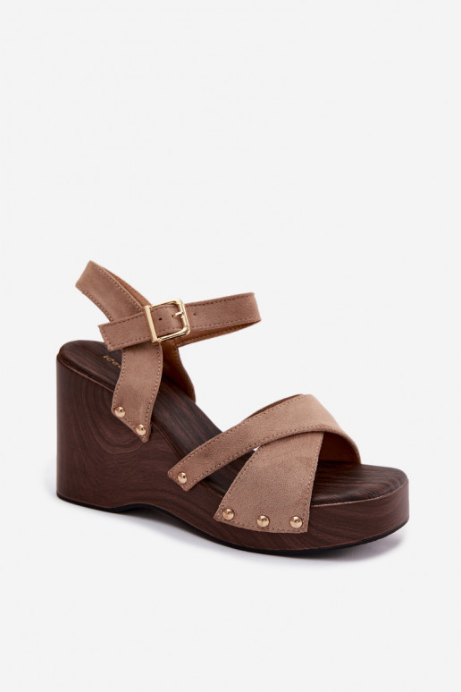 Sandálias femininas com uma plataforma Ze cor douradami Pregos bege Velvra