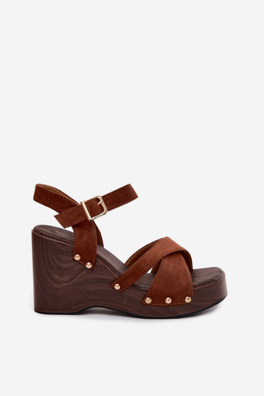 Sandálias femininas com uma plataforma Ze cor douradami Pregos cor marrom Velvra