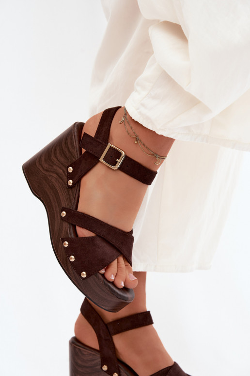 Sandálias femininas com uma plataforma Ze cor douradami Pregos CzekoladoParae Velvra