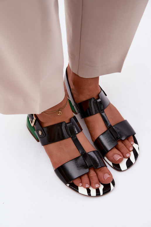 Sandálias femininascom efeito vernizj Skóry Tem que serciejka K7455-01 cor preta