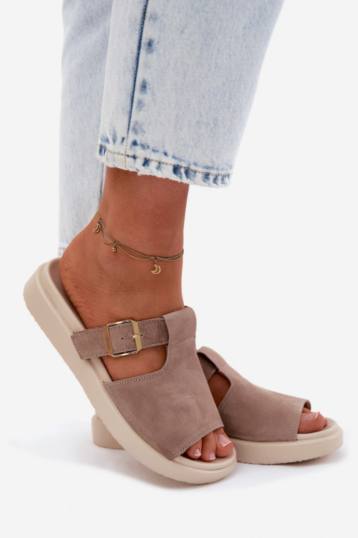 Chinelos femininos de camurça com uma plataforma com fivelas douradas bege Zemela