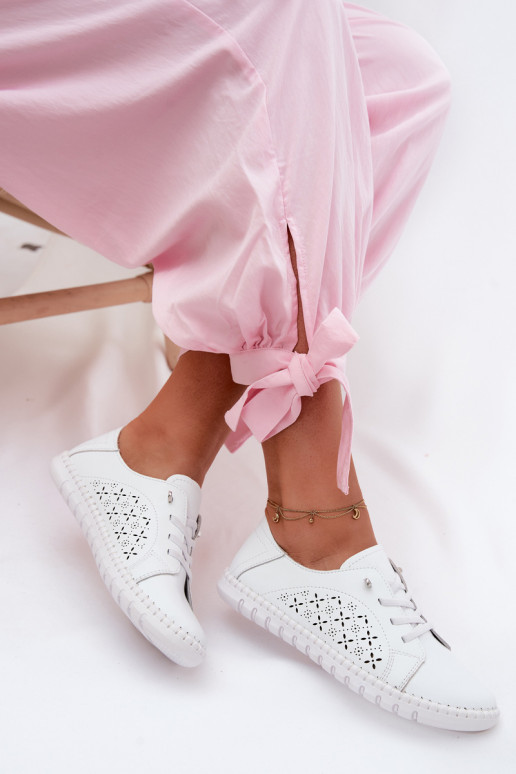 Sapatos com elementos recortados em couro natural na cor branca Flaria