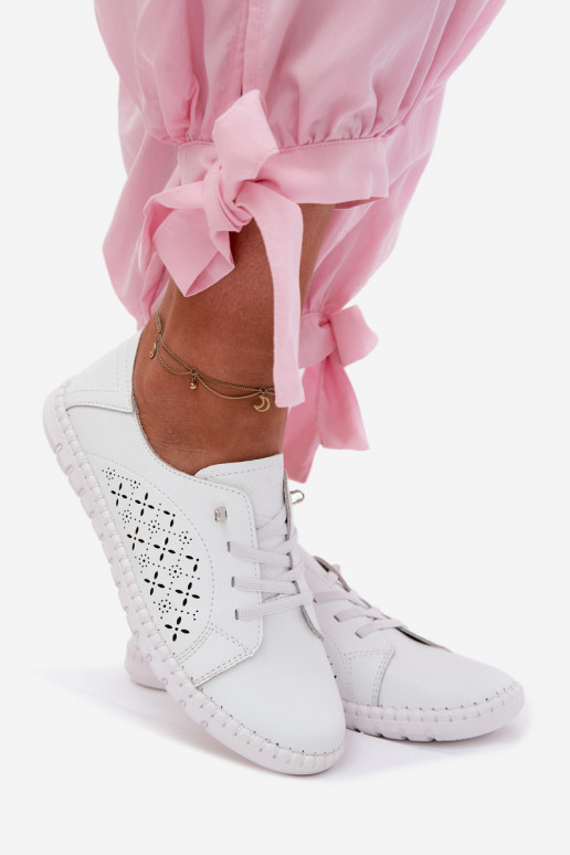 Sapatos com elementos recortados em couro natural na cor branca Flaria