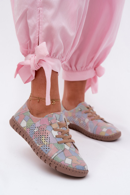 Sapatos estampados com elementos recortados em camurça sintética em várias cores Belessa