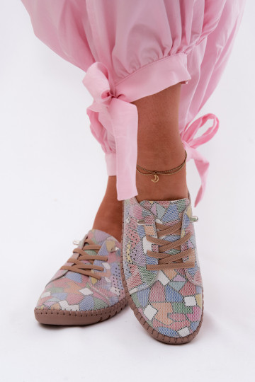 Sapatos estampados com elementos recortados em camurça sintética em várias cores Belessa 2