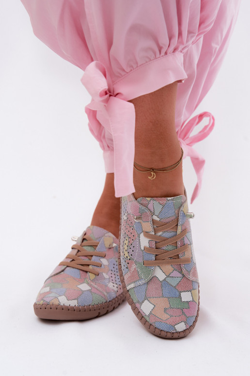 Sapatos estampados com elementos recortados em camurça sintética em várias cores Belessa