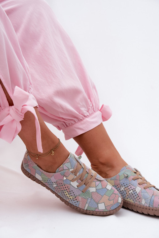 Sapatos estampados com elementos recortados em camurça sintética em várias cores Belessa