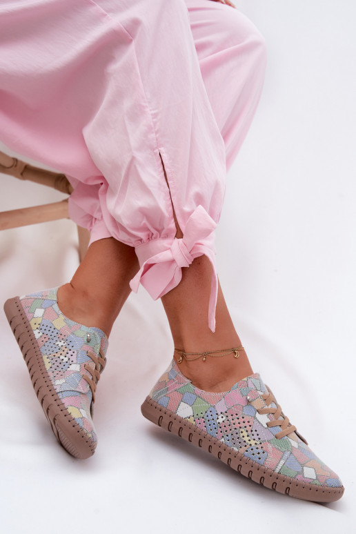 Sapatos estampados com elementos recortados em camurça sintética em várias cores Belessa