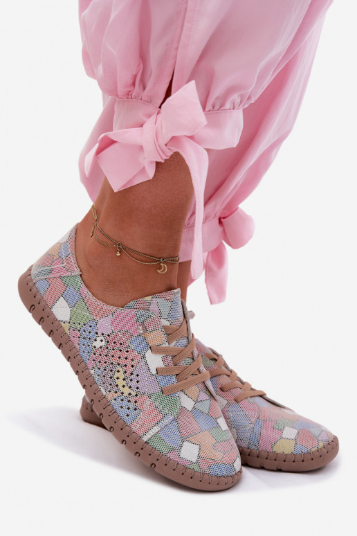 Sapatos estampados com elementos recortados em camurça sintética em várias cores Belessa