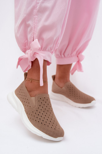 Sapatos slip-on com elementos recortados em camurça sintética na cor areia Geressa