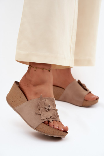 Pele Chinelos femininos de camurça com uma plataforma Com decorações com floresem Zazoo 40312 cor capuccino