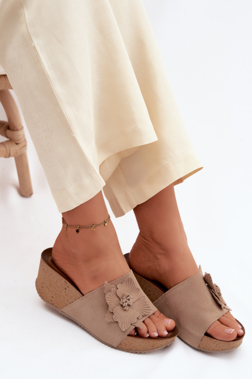 Pele Chinelos femininos de camurça com uma plataforma Com decorações com floresem Zazoo 40312 cor capuccino